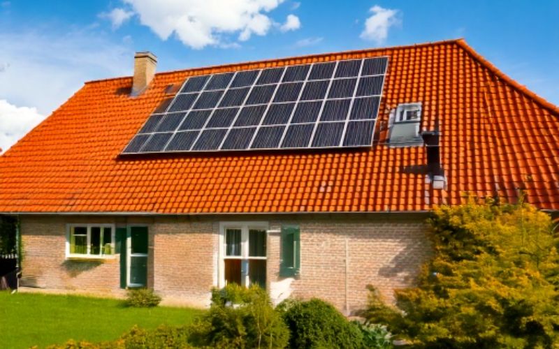 29. Installation av solceller paCC8A tegeltak foCC88r husaCC88gare